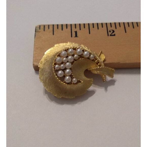 Vtg Signed JJ Brooch Brushed gold tone faux pearl Jonnette Art Neuveau Swirl 2" - Picture 8 of 8